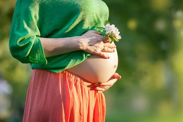 pregnant women with flower