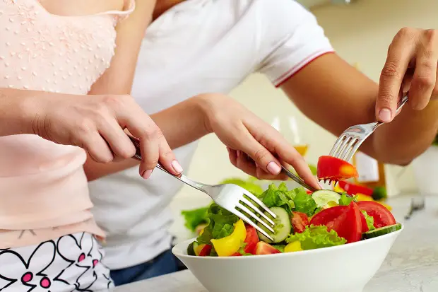 eating low calorie meal