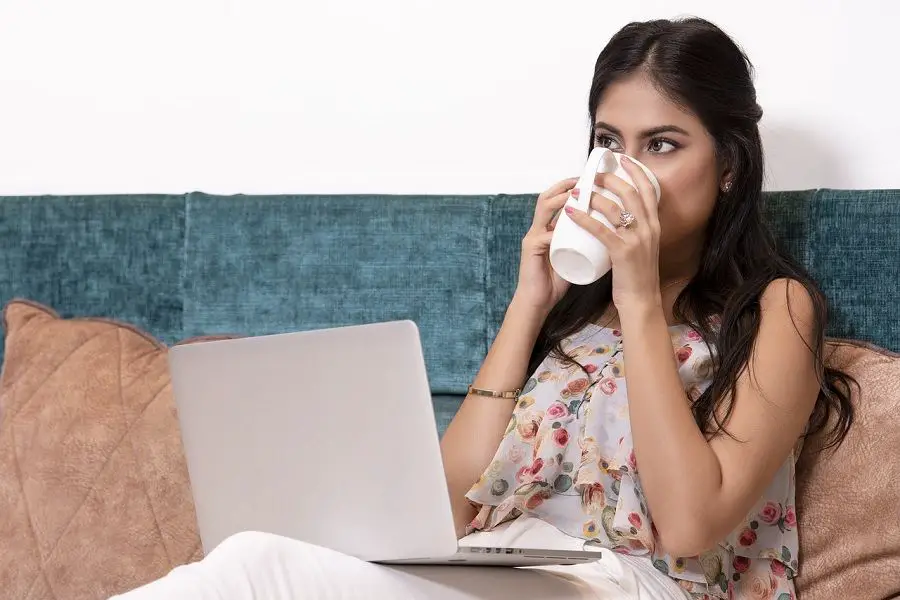 women drinking coffee